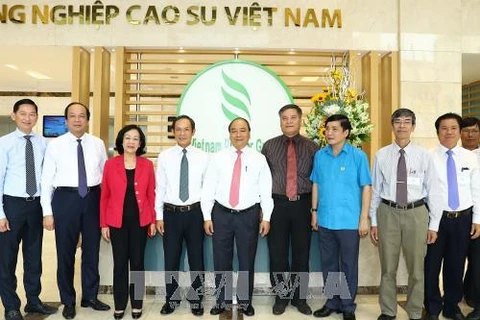 Le chef du gouvernement travaille avec le Groupe de caoutchouc du Vietnam