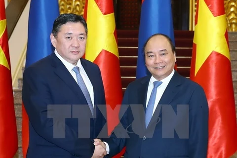 Le PM Nguyen Xuan Phuc reçoit le président du Grand Khoural d'État de la Mongolie