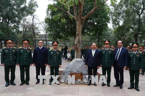 Le Premier ministre rend visite au commandement militaire de Hanoï 