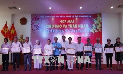 Les autorités de Hâu Giang et Soc Trang rencontrent les Viêt kiêu