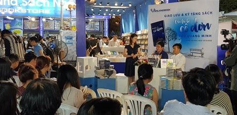 Le Salon du livre de Hô Chi Minh-Ville attire la foule