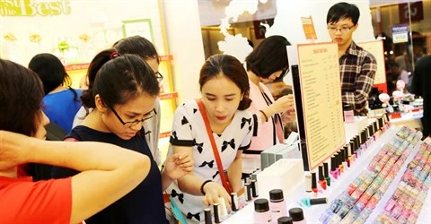 Des Vietnamiennes prêtes à dépenser pour des produits cosmétiques importés