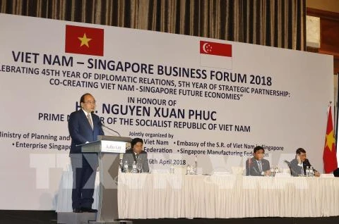 Le PM invite à intensifier les liens économiques Vietnam-Singapour
