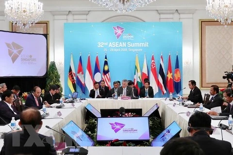 Le PM assiste à la séance plénière du 32e Sommet de l’ASEAN 