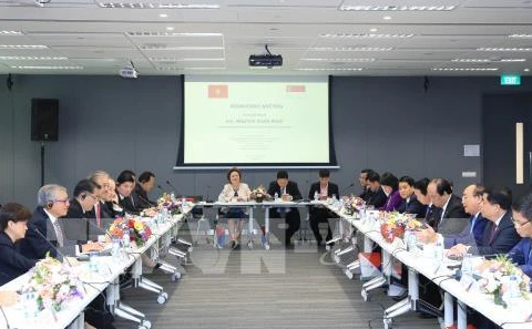 Le PM rencontre des leaders de grands groupes et sociétés multinationales à Singapour