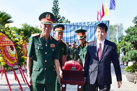 Thua Thien-Hue : Inhumation des restes de 11 soldats volontaires trouvés au Laos