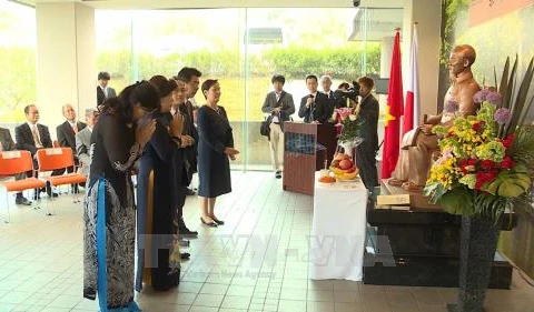 Le 128e anniversaire du Président Ho Chi Minh fêté à l’étranger