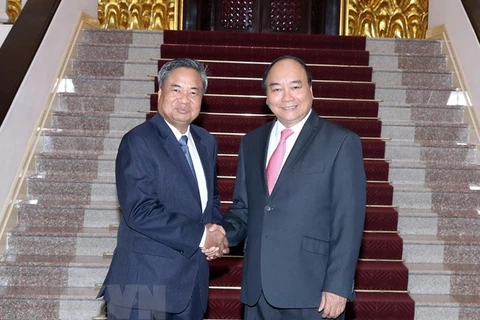 Le PM Nguyên Xuân Phuc promet plus de soutien à la formation au Laos