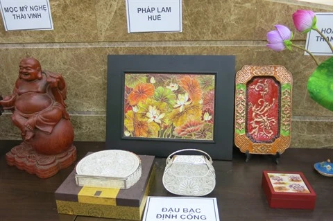 Un don britannique marquant pour les métiers traditionnels de Huê