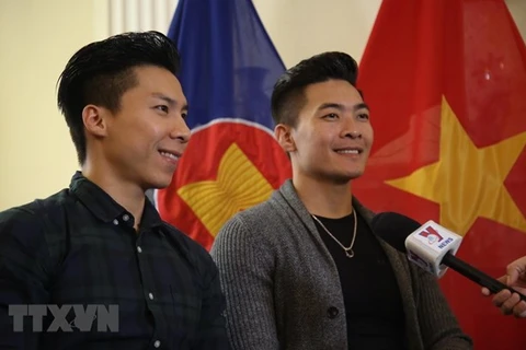 Les deux artistes de cirque Quôc Co et Quôc Nghiêp à l’honneur