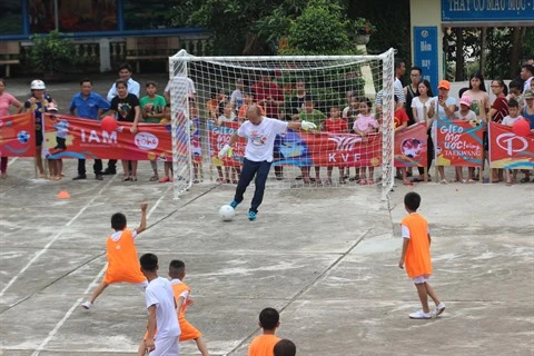 L’entraîneur Park Hang Seo dribble avec des enfants défavorisés de Hà Giang