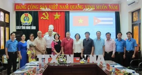 Une délégation de la "Centrale des Travailleurs Cubains" à Ninh Binh 