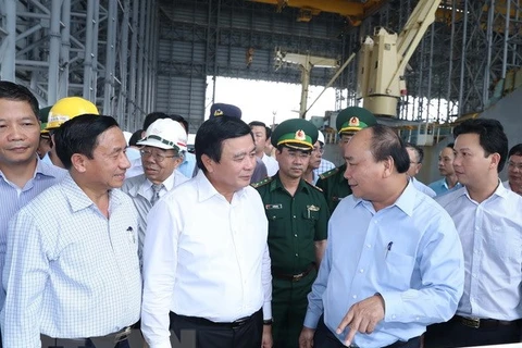 Le PM inspecte la protection de l'environnement de l'aciérie Formosa Ha Tinh