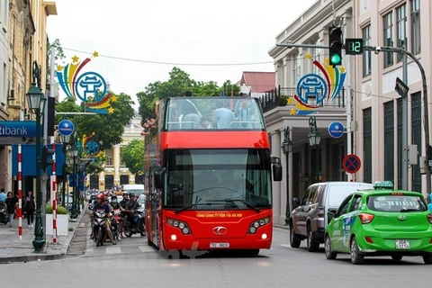 Découvrir la nuit de Hanoi en bus à impériale à toit ouvert