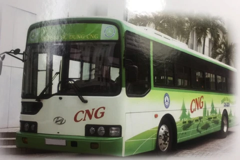 Hanoi lance des bus alimentés au gaz naturel comprimé