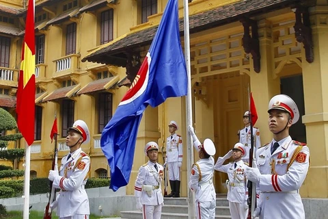 Le Vietnam hisse le drapeau de l’ASEAN 2018