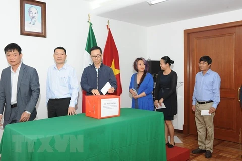 Des Vietnamiens au Mexique soutiennent pour les victimes laotiennes lors de l'effondrement d'un barrage