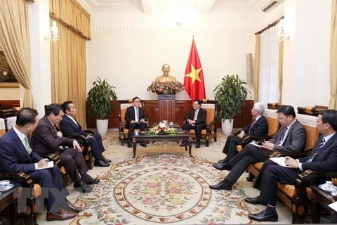 Le vice-PM Pham Binh Minh reçoit le consul général honoraire du Vietnam en R. de Corée