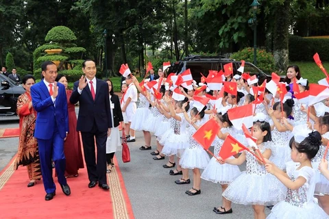 Les présidents vietnamien et indonésien rencontrent le milieu de presse