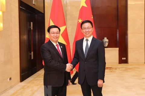  Le vice-PM Vuong Dinh Hue s'entretient avec le vice-PM chinois Han Zheng