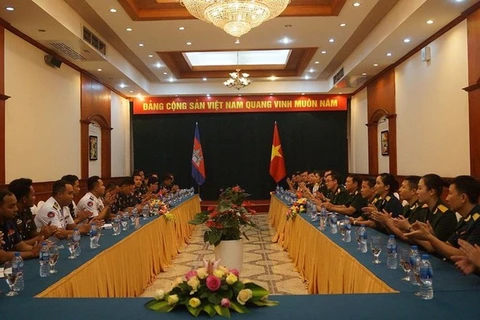 Echange entre des jeunes officiers vietnamiens et cambodgiens 