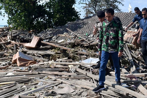 Séisme en Indonésie: le président Widodo inspecte les opérations de secours