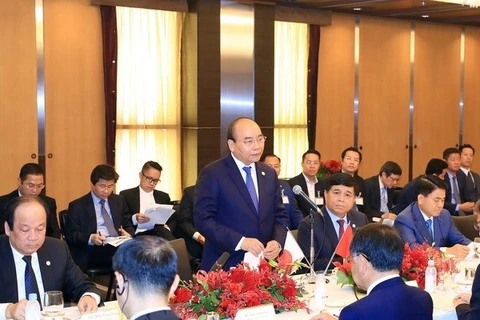 Le PM Nguyen Xuan Phuc rencontre des responsables de grandes sociétés financières japonaises