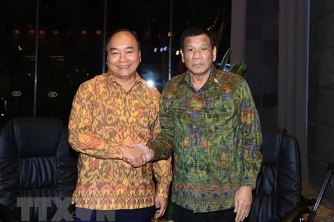 Le PM Nguyen Xuan Phuc rencontre le président philippin en Indonésie
