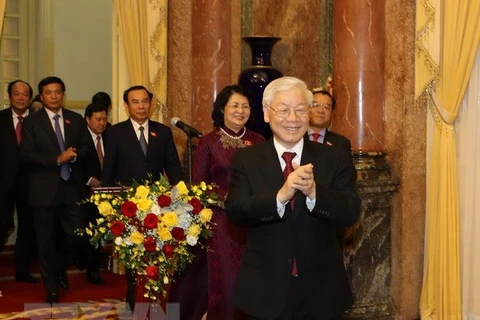 Le secrétaire général du PCV et président Nguyên Phu Trong travaille avec le bureau présidentiel