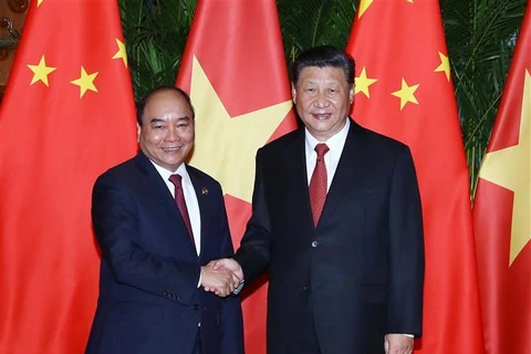 Le PM Nguyen Xuan Phuc rencontre le dirigeant chinois Xi Jinping à Shanghai