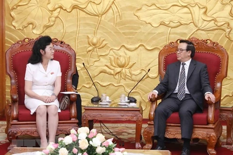 Hoàng Binh Quân reçoit une délégation de l’Union des femmes socialistes de la RPDC
