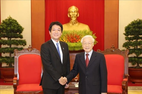 Le secrétaire général et président Nguyên Phu Trong reçoit un envoyé spécial du PM japonais 