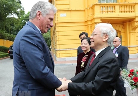 La visite du dirigeant cubain au Vietnam fait la une des médias