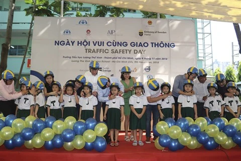 HCM-Ville : Mille casques de moto offerts à des enfants lors de la Journée de la sécurité routière