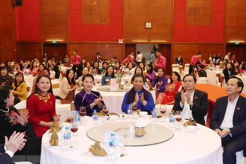 La présidente de l’AN Nguyên Thi Kim Ngân reçoit des députées