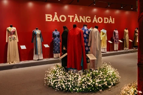 Ao dài, star de l’exposition «Espace du Patrimoine du Vietnam»