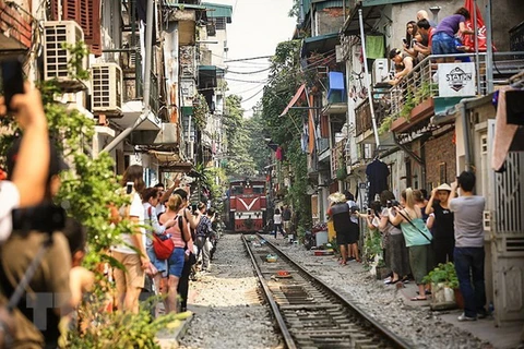 La vie coule doucement dans la "rue du train" de Hanoi