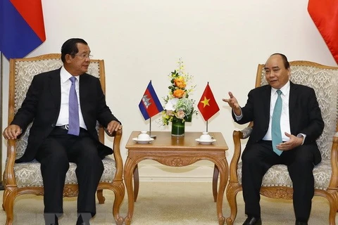 Le PM Nguyên Xuân Phuc s'entretient avec son homologue cambodgien Hun Sen