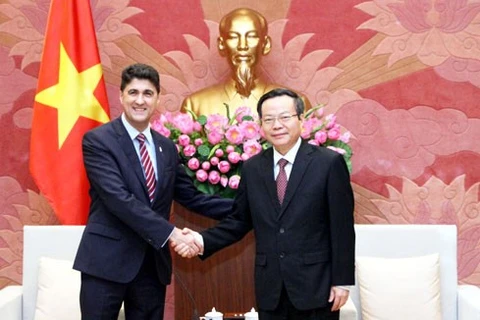 Le vice-président de l’AN Phung Quoc Hien reçoit le PDG de Coca-Cola Vietnam