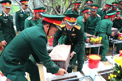 Inhumation des restes des martyrs à Ha Giang et Gia Lai