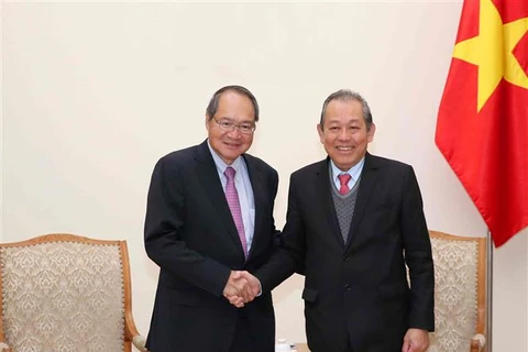 Le vice-PM Truong Hoa Binh reçoit le procureur général de Singapour