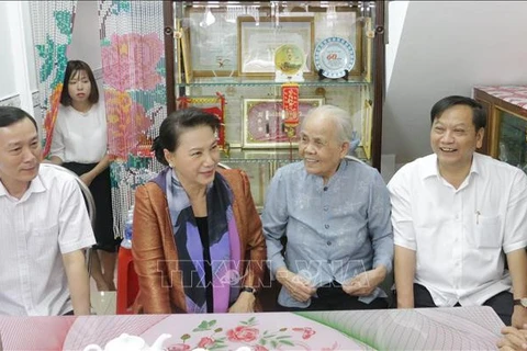 Têt: la présidente de l’AN offre des cadeaux aux habitants de Cân Tho 