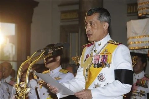 Le roi thaïlandais publie un décret pour les élections générales