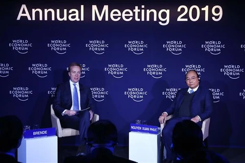 Le PM dialogue avec le président du WEF sur le Vietnam et le monde