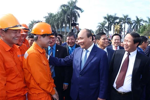 Le Premier ministre Nguyên Xuân Phuc salue les apports des ouvriers 