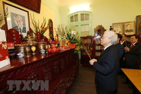 Hommage aux feus secrétaires généraux Le Duan et Truong Chinh