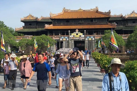 Environ 25.000 touristes visitent Huê lors du premier jour du Têt du Cochon 