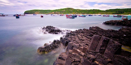 Têt : les vacanciers remplissent les plages de la province centrale de Phu Yen