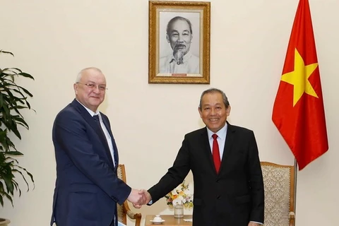 Le vice-PM Truong Hoa Binh reçoit le chef adjoint du département anti-corruption du président russe