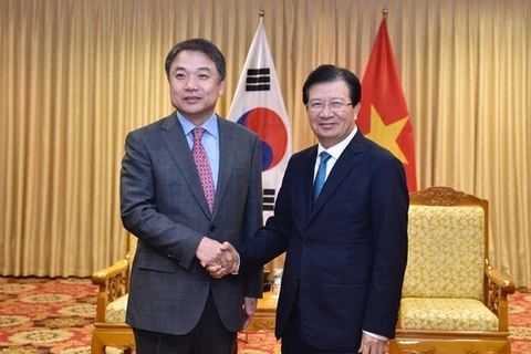 Le vice-PM Trinh Dinh Dung reçoit un dirigeant du groupe Hyundai